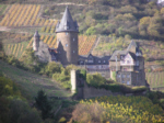 Burg Stahleck und im Vordergrund der Halbrundturm vom Campingplatz am Rhein aus gesehen: zum Vergrößern der Ansicht hier klicken