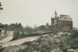 Halbrundturm (links) und Burg Stahleck : zum Vergrößern der Ansicht hier klicken