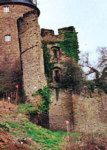 Halbrundturm - in der Bildmitte direkt vor der Burg : zum Vergrößern der Ansicht hier klicken