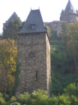 Liebesturm - aus Blickrichtung Steeger Tal und im Hintergrund die Burg Stahleck : zum Vergrößern der Ansicht hier klicken