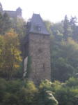 Liebesturm - aus Blickrichtung Postenturm und im Hintergrund die Burg Stahleck : zum Vergrößern der Ansicht hier klicken