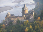 Burg Stahleck aus Blickrichtung Weinberge über der Stadt : zum Vergrößern der Ansicht hier klicken