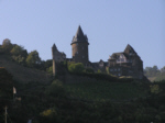 Burg Stahleck aus Blickrichtung Sportplatz am Rhein (im Vordergrund noch der Halbrundturm zu sehen) : zum Vergrößern der Ansicht hier klicken
